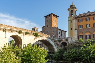 Rome, İtalya - 22 Haziran 2017: Cityscape Castello Caetani, Tiber Nehri'ne ve Pons Fabricius City Roma, İtalya