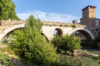 Rome, İtalya - 22 Haziran 2017: Cityscape Castello Caetani, Tiber Nehri'ne ve Pons Fabricius City Roma, İtalya