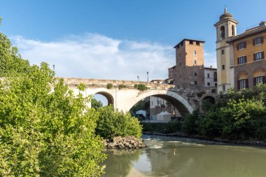 Rome, İtalya - 22 Haziran 2017: Cityscape Castello Caetani, Tiber Nehri'ne ve Pons Fabricius City Roma, İtalya