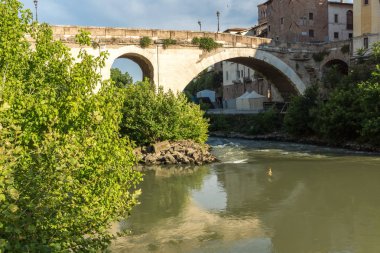 Rome, İtalya - 22 Haziran 2017: Cityscape Castello Caetani, Tiber Nehri'ne ve Pons Fabricius City Roma, İtalya