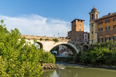Rome, İtalya - 22 Haziran 2017: Cityscape Castello Caetani, Tiber Nehri'ne ve Pons Fabricius City Roma, İtalya