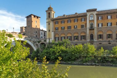 Rome, İtalya - 22 Haziran 2017: Cityscape Castello Caetani, Tiber Nehri'ne ve Pons Fabricius City Roma, İtalya