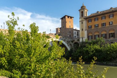 Rome, İtalya - 22 Haziran 2017: Cityscape Castello Caetani, Tiber Nehri'ne ve Pons Fabricius City Roma, İtalya