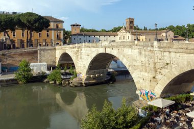Rome, İtalya - 22 Haziran 2017: Panorama Tiber Nehri ve Pons Cestius City Roma, İtalya