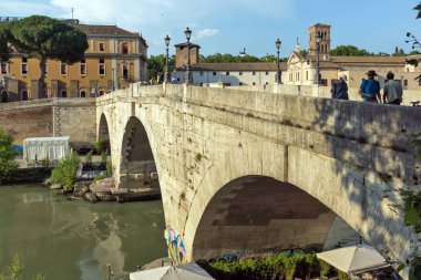 Rome, İtalya - 22 Haziran 2017: Panorama Tiber Nehri ve Pons Cestius City Roma, İtalya