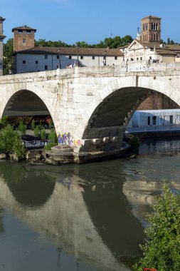 Rome, İtalya - 22 Haziran 2017: Panorama Tiber Nehri ve Pons Cestius City Roma, İtalya