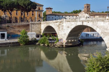 Rome, İtalya - 22 Haziran 2017: Panorama Tiber Nehri ve Pons Cestius City Roma, İtalya