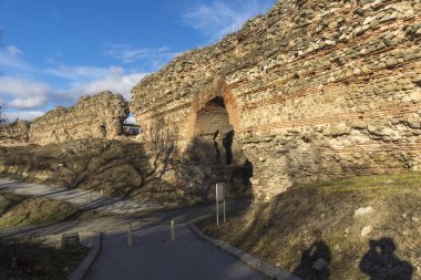 Batı kapısı Roma devri Diocletianopolis, kasaba Hisarya, Plovdiv Bölge, Bulgaristan, gün batımı görünümü