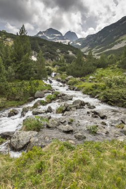 Kara bulutlar ile Malyovitsa tepe ve Malyoviska Nehri, Rila Dağı, Bulgaristan manzara