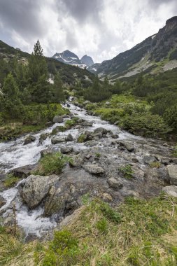 Kara bulutlar ile Malyovitsa tepe ve Malyoviska Nehri, Rila Dağı, Bulgaristan manzara
