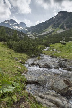 Kara bulutlar ile Malyovitsa tepe ve Malyoviska Nehri, Rila Dağı, Bulgaristan manzara
