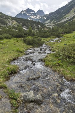 Kara bulutlar ile Malyovitsa tepe ve Malyoviska Nehri, Rila Dağı, Bulgaristan manzara