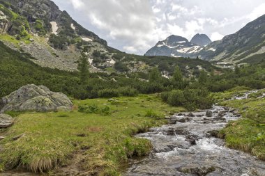 Kara bulutlar ile Malyovitsa tepe ve Malyoviska Nehri, Rila Dağı, Bulgaristan manzara
