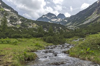 Kara bulutlar ile Malyovitsa tepe ve Malyoviska Nehri, Rila Dağı, Bulgaristan manzara