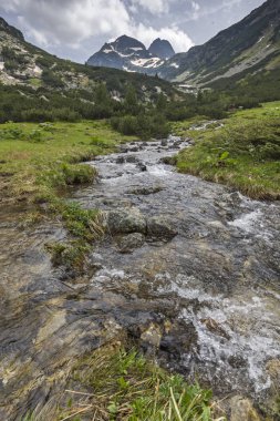 Kara bulutlar ile Malyovitsa tepe ve Malyoviska Nehri, Rila Dağı, Bulgaristan manzara