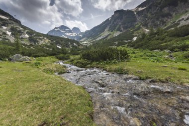 Kara bulutlar ile Malyovitsa tepe ve Malyoviska Nehri, Rila Dağı, Bulgaristan manzara