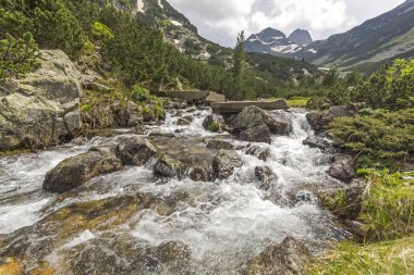 Kara bulutlar ile Malyovitsa tepe ve Malyoviska Nehri, Rila Dağı, Bulgaristan manzara