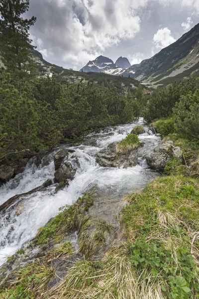 Landskap Med Mörka Moln Över Malyovitsa Peak Och Malyoviska Floden — Stockfoto