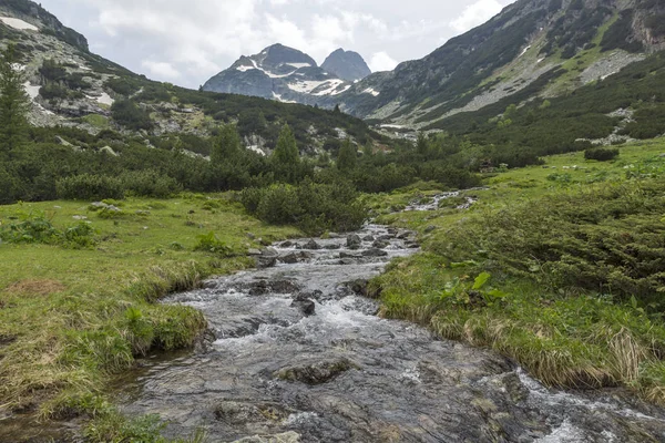 Paisaje Con Nubes Oscuras Sobre Pico Malyovitsa Río Malyoviska Montaña — Foto de Stock