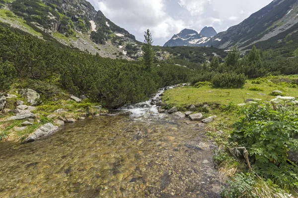 Paisaje Con Nubes Oscuras Sobre Pico Malyovitsa Río Malyoviska Montaña — Foto de Stock