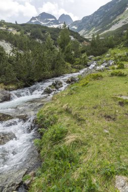 Kara bulutlar ile Malyovitsa tepe ve Malyoviska Nehri, Rila Dağı, Bulgaristan manzara