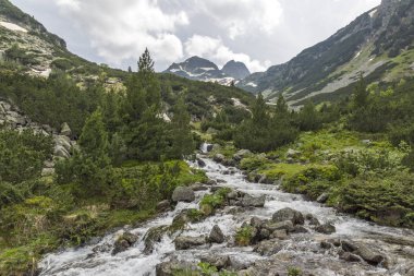 Kara bulutlar ile Malyovitsa tepe ve Malyoviska Nehri, Rila Dağı, Bulgaristan manzara