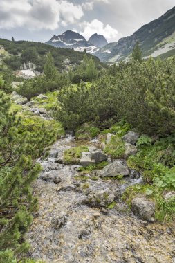 Kara bulutlar ile Malyovitsa tepe ve Malyoviska Nehri, Rila Dağı, Bulgaristan manzara