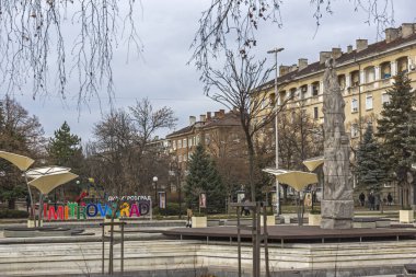 Dimitrovgrad, Bulgaristan - 1 Şubat 2019: Tipik sokak ve binaya Dimitrovgrad şehir, bölge: Haskovo, Bulgaria