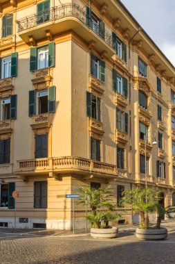 Rome, İtalya - 22 Haziran 2017: Gün batımı görünümü tipik Street City Roma, İtalya