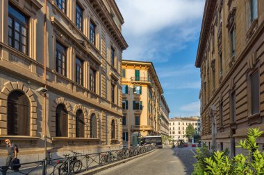 Rome, İtalya - 22 Haziran 2017: Gün batımı görünümü tipik Street City Roma, İtalya