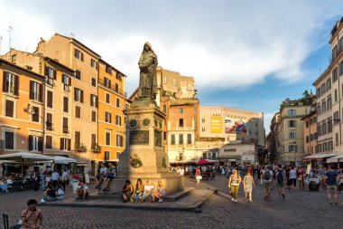 Rome, İtalya - 22 Haziran 2017: Muhteşem gün batımı görünümü Campo de Fiori, Roma, İtalya