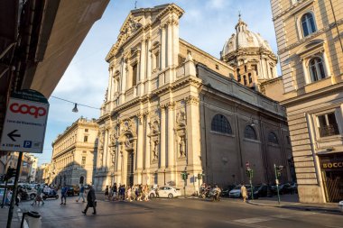 Rome, İtalya - 22 Haziran 2017: Şaşırtıcı günbatımı manzarası Chiesa Sant Andrea della Valle Roma, İtalya