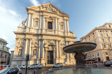 Rome, İtalya - 22 Haziran 2017: Şaşırtıcı günbatımı manzarası Chiesa Sant Andrea della Valle Roma, İtalya