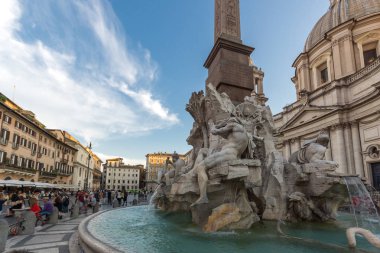 Rome, İtalya - 22 Haziran 2017: Gün batımı görünümü Piazza Navona City Roma, İtalya