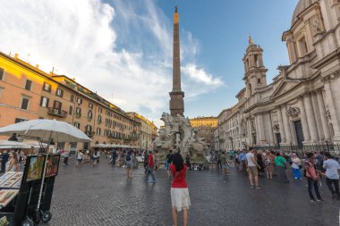 Rome, İtalya - 22 Haziran 2017: Gün batımı görünümü Piazza Navona City Roma, İtalya