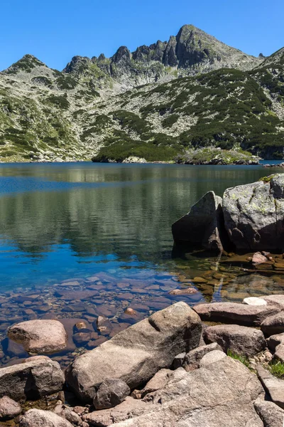 夏季景观与瓦利亚维察湖和 Dzhangal 皮林山 保加利亚 — 图库照片