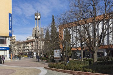 : Haskovo, Bulgaria - 1 Şubat 2019: Saat Kulesi şehir: Haskovo, Bulgaria ortasına