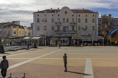 : Haskovo, Bulgaria - 1 Şubat 2019: Haskovo şehri, Bulgaristan ortasına tipik sokak