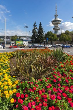 Thessaloniki, Yunanistan - 30 Eylül 2017: Ote Tower ve çiçek bahçelerinde önünde Selanik şehir, orta Makedonya, Yunanistan