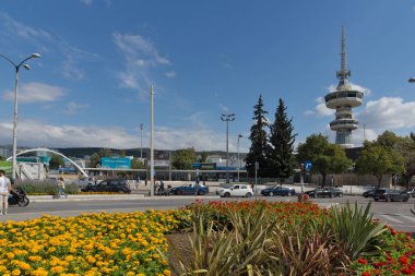 Thessaloniki, Yunanistan - 30 Eylül 2017: Ote Tower ve çiçek bahçelerinde önünde Selanik şehir, orta Makedonya, Yunanistan
