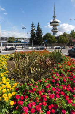 Thessaloniki, Yunanistan - 30 Eylül 2017: Ote Tower ve çiçek bahçelerinde önünde Selanik şehir, orta Makedonya, Yunanistan