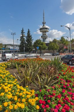 Thessaloniki, Yunanistan - 30 Eylül 2017: Ote Tower ve çiçek bahçelerinde önünde Selanik şehir, orta Makedonya, Yunanistan