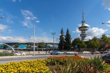 Thessaloniki, Yunanistan - 30 Eylül 2017: Ote Tower ve çiçek bahçelerinde önünde Selanik şehir, orta Makedonya, Yunanistan