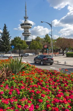 Thessaloniki, Yunanistan - 30 Eylül 2017: Ote Tower ve çiçek bahçelerinde önünde Selanik şehir, orta Makedonya, Yunanistan