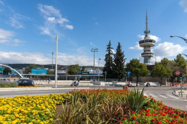 Thessaloniki, Yunanistan - 30 Eylül 2017: Ote Tower ve çiçek bahçelerinde önünde Selanik şehir, orta Makedonya, Yunanistan