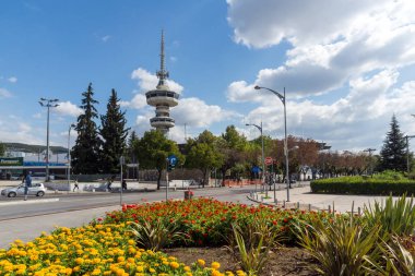 Thessaloniki, Yunanistan - 30 Eylül 2017: Ote Tower ve çiçek bahçelerinde önünde Selanik şehir, orta Makedonya, Yunanistan