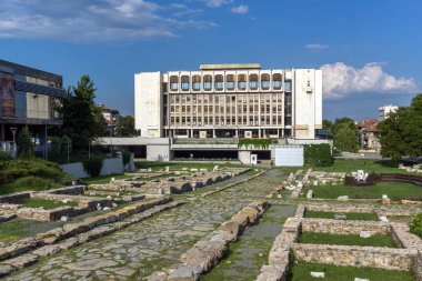 Stara Zagora, Bulgaristan - 5 Ağustos 2018: Bölgesel Kütüphane ve Roma kalıntıları, şehir Augusta Traiana Stara Zagora, Bulgaristan şehir merkezinde
