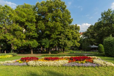 Stara Zagora, Bulgaristan - 5 Ağustos 2018: 5 Ekim Park Stara Zagora, Bulgaristan şehir merkezinde
