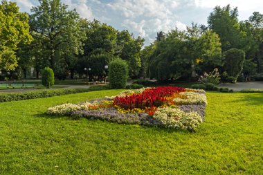 Stara Zagora, Bulgaristan - 5 Ağustos 2018: 5 Ekim Park Stara Zagora, Bulgaristan şehir merkezinde