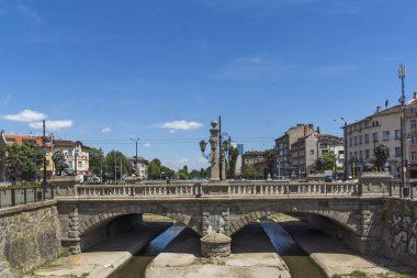 Sofia, Bulgaristan - 31 Mayıs 2018: Aslan Panorama köprüden Vladaya nehir, Sofia, Bulgaristan